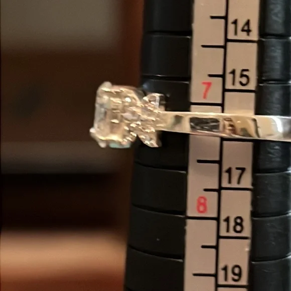 1ct moissanite ring. - Picture 6 of 7